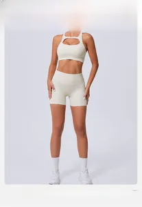 Détails d'un ensemble de yoga blanc crème avec brassière découpée et short taille haute
