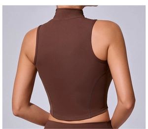 Gilet sportivo smanicato a collo alto marrone scuro con taglio posteriore aderente