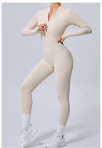 Détail de la combinaison de sport beige avec passe-pouces et col montant à demi-zip