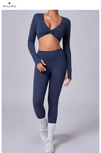 Detalle del conjunto de yoga azul marino con aberturas para pulgares y diseño de nudo frontal