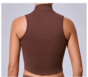 Dettaglio del design racerback marrone scuro con collo alto della giacca sportiva
