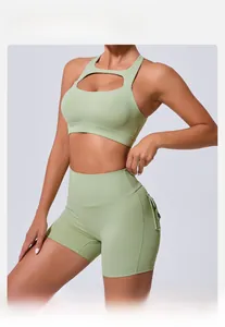 Détail de la brassière de sport évidée vert clair et du short de yoga à taille haute