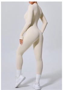 Détail du body de sport crème à manches longues avec poignets passe-pouce et coupe ajustée