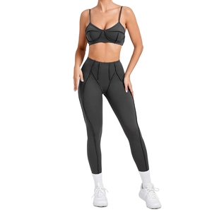 Donkergrijze yogaset met U-hals sportbeha en legging met hoge taille en chique stikseldetails