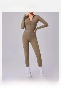 Détail du zip frontal et de la taille haute sur la combinaison de yoga à manches