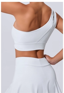 Détail du dos de la brassière de yoga blanche asymétrique en tissu de sport extensible