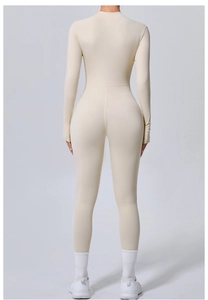 Vue arrière du body de yoga beige ajusté avec manches longues et trous pour les pouces