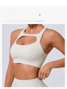 Détail d'un soutien-gorge de yoga beige clair avec design ajouré et maintien large