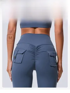 Détail du legging de yoga taille haute avec design froncé et poches latérales à boutons