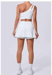 Vue arrière d'un ensemble brassière de sport à une épaule et jupe de tennis plissée