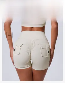 Détail du short de yoga crème avec poches cargo et design froncé pour effet galbant