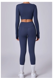 Vista trasera de conjunto de yoga azul marino con leggings de talle alto y crop top de manga