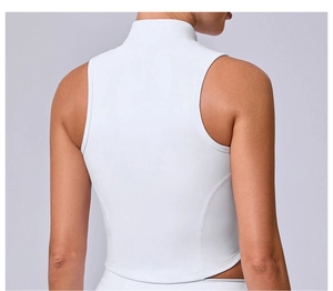 Dettaglio del gilet sportivo bianco con cuciture verticali posteriori e colletto