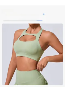 Détail de la conception ajourée respirante et du tissu élastique de la brassière menthe