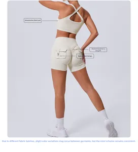 Détail de la couture froncée du short de yoga taille haute et du soutien-gorge de sport