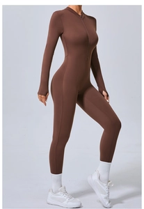 Détail de la combinaison de sport marron café avec passe-pouces et col à demi-zip
