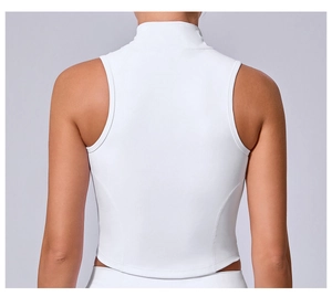 Vista dettagliata del gilet sportivo bianco a collo alto con cuciture posteriori sottili
