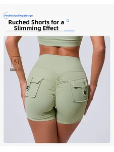 Détail du short de yoga vert clair à taille haute avec fesses froncées et poches cargo