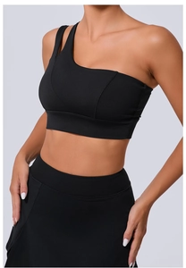 Détail du soutien-gorge de sport noir à une épaule avec doubles bretelles et fini mat