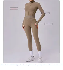 Détail de la combinaison de yoga à manches longues avec empiècements en résille
