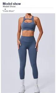 Brassière de sport découpée et legging de yoga taille haute en bleu code vue mannequin