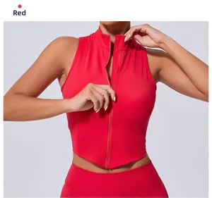 Dettaglio del gilet sportivo rosso senza maniche con collo alto e chiusura a zip slim