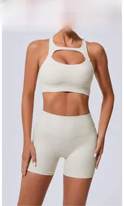 Détail de l'ensemble de yoga blanc ivoire avec brassière de sport et short taille haute
