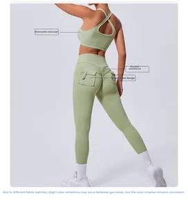 Détail du soutien-gorge de yoga vert sauge avec coussinets et leggings à poche froncée