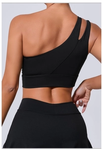 Détail du soutien-gorge de yoga noir asymétrique avec découpe au dos et tissu extensible