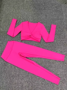 Conjunto de yoga fucsia de dos piezas con top de manga larga y mallas de cintura alta