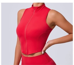 Dettaglio del gilet sportivo rosso da donna con collo alto e cerniera lampo frontale