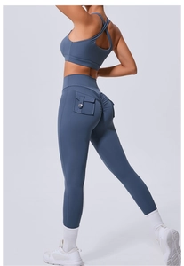 Détail du legging de yoga taille haute avec poches cargo et design fessier froncé