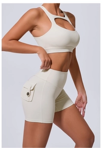 Vue détaillée de l'ensemble de yoga crème avec soutien-gorge découpé et short à poches