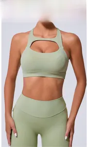Vue de face du soutien-gorge de sport vert avocat avec découpe et pantalon de yoga