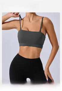 Détail du soutien-gorge de sport gris foncé antidérapant avec fines bretelles et bande