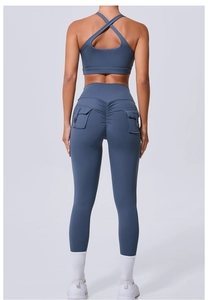 Détail du legging de yoga taille haute avec poches cargo et design froncé effet push-up