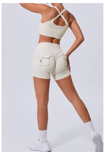 Détail de la brassière croisée et du short froncé à taille haute avec poches