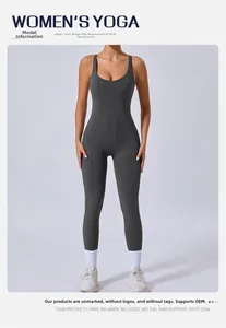 Vue de face d'une combinaison de yoga gris anthracite avec col en U sur un mannequin femme
