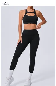 Vue détaillée d'un ensemble de yoga noir avec soutien-gorge évidé et legging taille haute