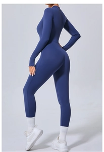 Vue latérale arrière de la combinaison de yoga bleu marine à manches longues et passe-pouces