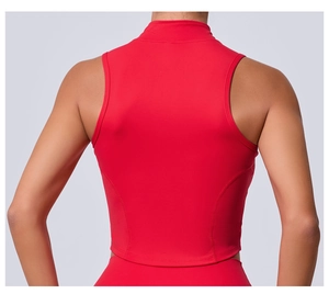 Vista posteriore del gilet sportivo rosso senza maniche con cuciture ad arco e collo alto