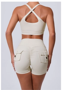 Détail de l'ensemble de yoga avec brassière croisée au dos et short taille haute sculptant
