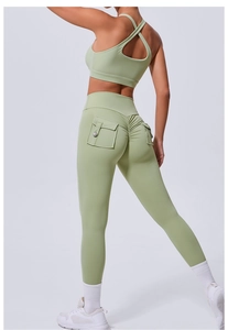 Détail du soutien-gorge de sport vert clair à bretelles croisées et legging de yoga