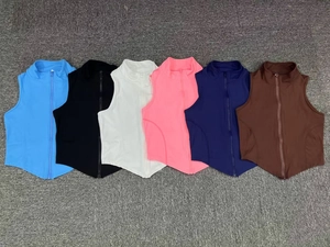 Dettaglio di gilet sportivi elasticizzati con collo alto e orlo curvo in sei colori diversi