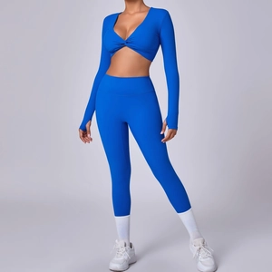 Conjunto de yoga azul de dos piezas con top corto de manga larga y mallas de cintura alta