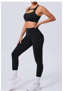 Détail du legging de yoga taille haute avec poches latérales et soutien-gorge de sport
