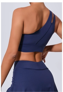 Vue arrière du soutien-gorge de sport bleu marine à une épaule et de sa jupe assortie