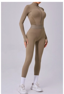 Détail des panneaux en maille respirante et du col montant sur le body de sport kaki