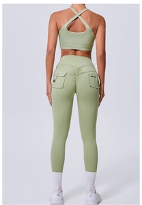 Vue arrière du soutien-gorge de sport vert avocat à bretelles croisées et legging cargo