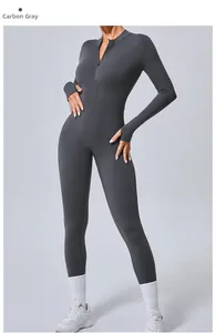Détail d'un body de yoga gris anthracite à manches longues avec passe-pouces et demi-zip
